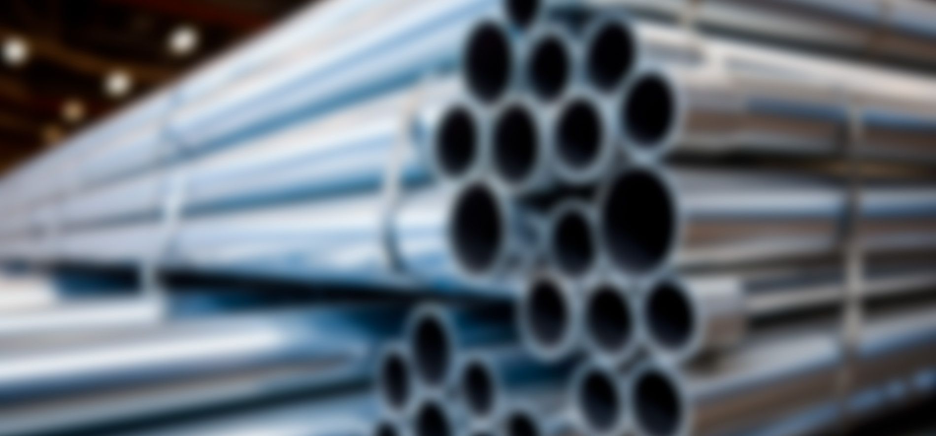 Armazém industrial com estoque de tubos de aço da Tubos ABC