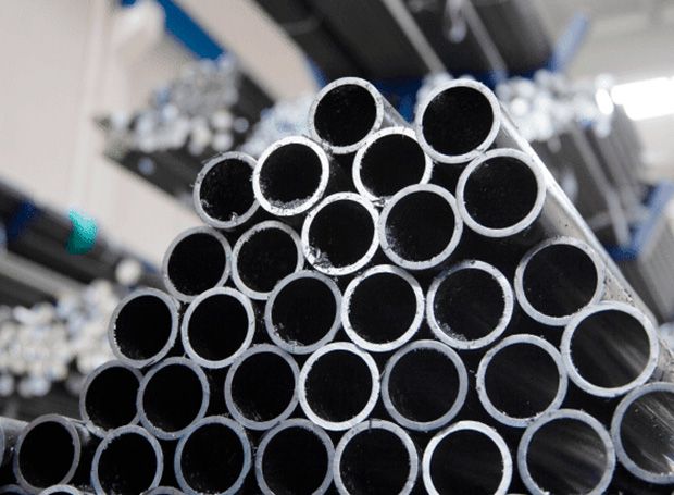 Pilha de tubos de aço carbono no estoque da Tubos ABC
